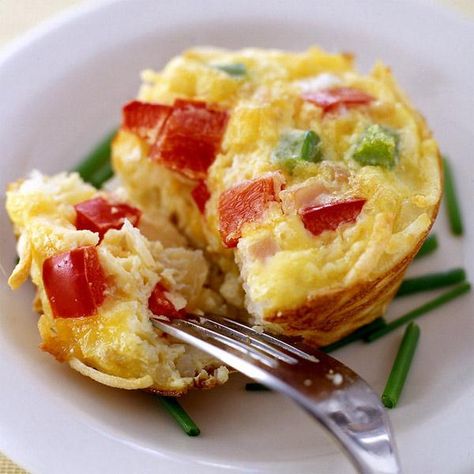 Individual Ham, Cheese and Veggie Frittatas | Weight Watchers Canada Morning Recipes, Recipes Brunch, Chopped Broccoli, Veggie Frittata, Ww Recipe, Cheese Breakfast, Egg Muffin, Weight Watchers Breakfast, Brunch Easy