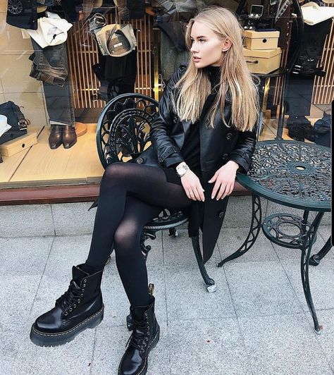 Metalhead Girl Outfits, Martin Boots Outfits, Jadon Outfit, Doc Martens Outfit Winter, Martens Outfit, Dr Martens Outfit, Outfit Botas, Doc Martens Outfit, Tights And Boots