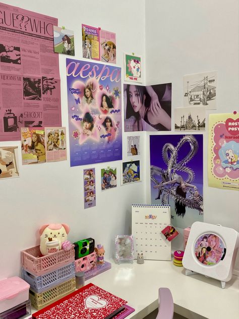 kpop room!! Desk Inspo, Study Room Decor, Anime Room, Room Desk, Cute Desk, Cute Room Ideas, Aesthetic Rooms, Pretty Room, Dreamy Room