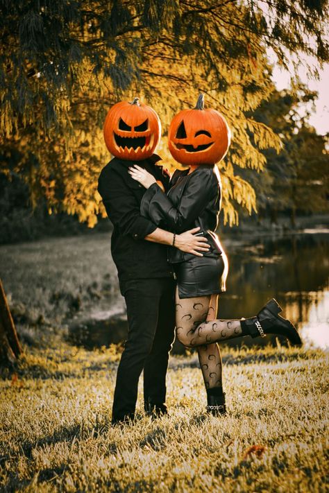 Creative Pumpkin Head Couples Photoshoot IdeasCapture the spooky season with a fun and creative pumpkin head couples photoshoot. Perfect for adding a unique twist to your Halloween memories! 🎃📸✨ #PumpkinHead #CouplesPhotoshoot #HalloweenInspiration #SpookySeason #CreativePhotography Pumpkinhead Photoshoot, Halloween Shooting, Pumpkin Head Photoshoot, Head Photoshoot, Pumpkin Patch Photoshoot, Pumpkin Heads, Netflix Horror, Halloween Photography, Creative Pumpkins