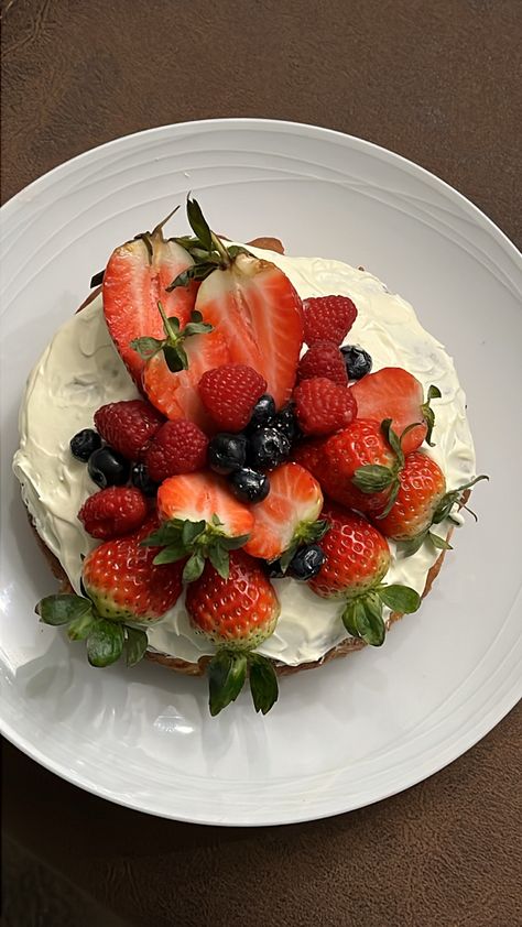 berry cake, strawy cake, victoria sponge cake, cake aesthetic, baking Aesthetic Recipes, Aesthetic Baking, Victoria Sponge Cake, Cake Aesthetic, Berry Cake, Victoria Sponge, Cake Cake, Sponge Cake, Sweet Treats