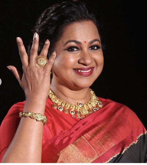 Challani Jewellery, Radhika Sarathkumar, Photo Poses For Couples, Beautiful Women Over 40, Saree Look, Saree Styles, Couple Posing, Kerala, Photo Poses