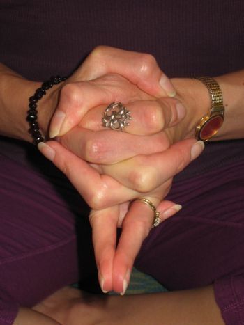 Hand Mudra, Hand Mudras, Bolesti Chrbta, Yoga Hands, Alternative Healing, Powerful Energy, Healing Hands, Les Chakras, Holistic Medicine