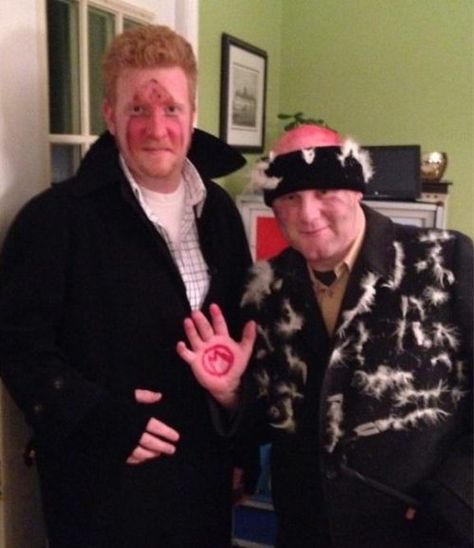 Home Alone. Best Halloween costume idea I've seen. Costumes Homemade, Best Costume Ever, Wet Bandits, Couples Costumes Creative, Halloween Parejas, Costume Works, Diy Kostüm, Homemade Costumes, Halloween Costume Contest