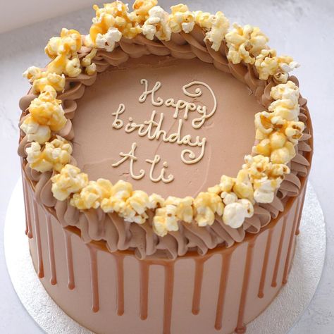 Caramel Cakes Birthday, Birthday Cake Puffcorn, Caramel Popcorn Cake, Popcorn Cake Decoration, Popcorn Cake Ideas, Caramel Popcorn Cake Decoration, Birthday Popcorn, Toffee Popcorn, Popcorn Cake