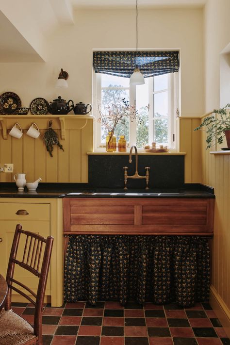 Victorian Country House| Mid-19th Century Family Home | Artichoke Country Mid Century Modern, Victorian Kitchen Aesthetic, Modern Victorian Kitchen, Edwardian Decor, Victorian Kitchens, Kitchen Victorian, Victorian Country House, Aga Kitchen, Prepper Pantry