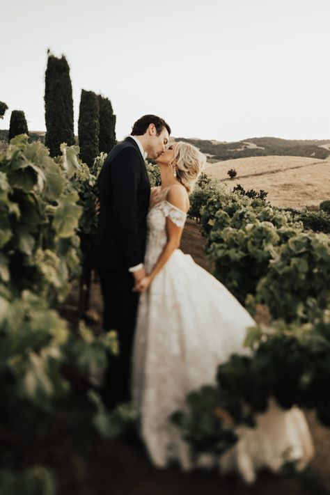 Winery Wedding Picture Ideas, Viansa Winery Wedding, Winery Wedding Photo Ideas, Vineyard Wedding Pictures, Winery Wedding Pictures, Vineyard Wedding Photoshoot, Tuscany Wedding Photoshoot, Winery Wedding Photography, Wedding Photography Vineyard