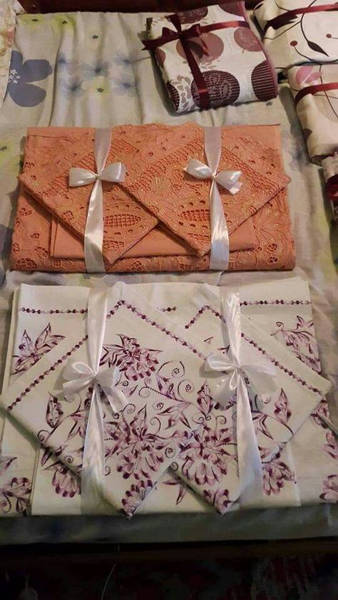 Bedsheet Packing Ideas, Bedsheet Packing Ideas For Wedding, Bedsheet Gift Packing Ideas, Bedsheet Packaging Ideas, Girls Room Diy, Wedding Gift Hampers, Trousseau Packing, Wedding Gift Pack, Creative Wedding Gifts