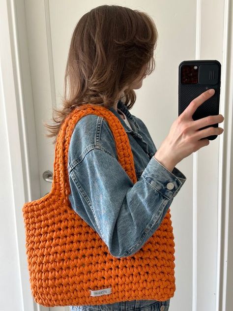 mirror pic with orange crochet shoulder bag crochet bag aesthetic #crochetbagaesthetic #crochet #crochetbag #crochetbags 2.287 Knitted Bags Aesthetic, Crochet Bag Chunky, Crochet Bag Aesthetic, Chunky Crochet Bag, Free Crochet Bag Patterns, Shoulder Bag Crochet, Crochet Store, Orange Crochet, Crochet Shoulder Bags