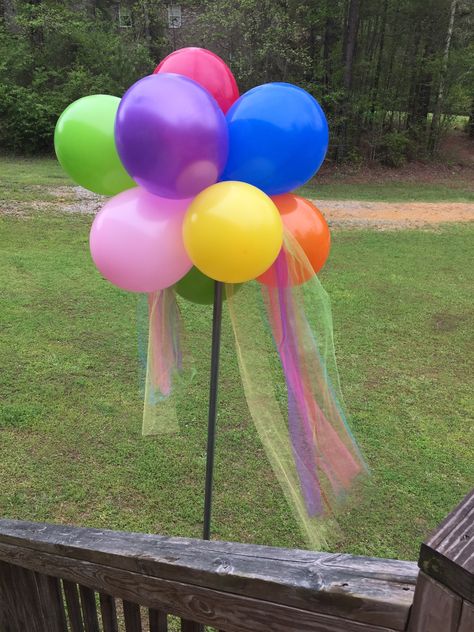 balloon topiary Diy Balloon Topiary, Fall Topiary, Balloon Topiary, Topiary Diy, Grad Party Decorations, Office Birthday, Diy Balloon Decorations, Balloon Stands, Rainbow Party