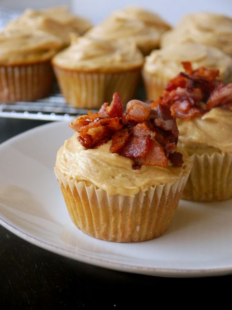 Elvis Cupcakes, Bacon Cupcakes Recipe, French Toast Cupcakes, Maple Bacon Cupcakes, Bacon Ice Cream, Bacon Desserts, Peanut Butter Bacon, Bacon Cupcakes, Chocolate Bacon