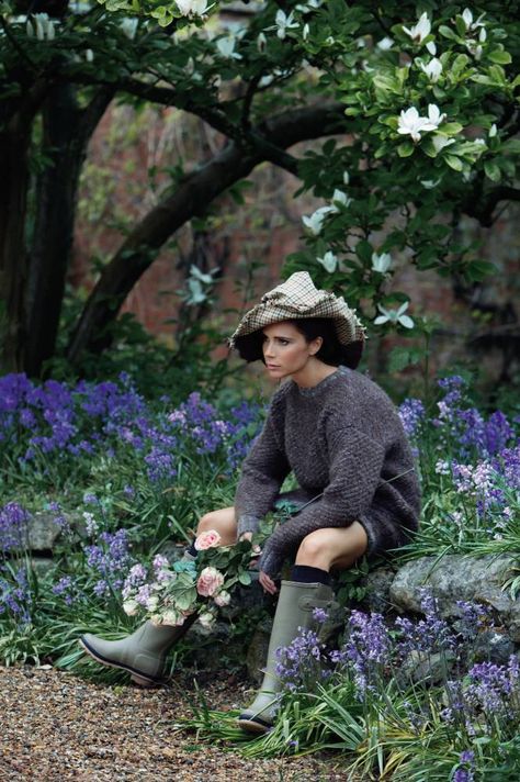 A very stylish scarecrow (Photographer: Patrick Demarchelier for British Vogue) Victoria Beckham Vogue, Era Victoria, Fashion Fotografie, Mode Editorials, Victoria Beckham Style, Victoria B, Patrick Demarchelier, Wellington Boot, Vogue Covers