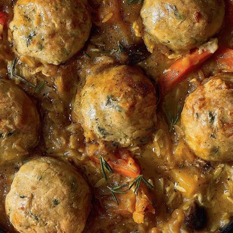 Winter Veggie Stew with Wholesome Lumpy Dumplings - The Happy Foodie Veggie Stew, Veggie Mains, Veggie Dinners, Stew And Dumplings, Clean Meals, Vegetarian Ideas, Fat Food, Healthy Meats, Veg Food