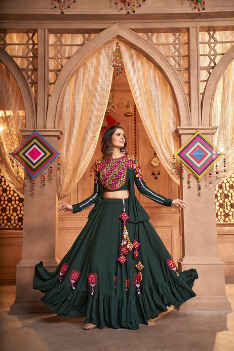 Chania Choli For Navratri, New Choli Design 2024, Navratri Chaniya Choli Latest 2024, Kids Gown Design, Navratri 2024, Designer Lehnga Choli, Navratri Outfits, Chania Choli, White Lehenga Choli