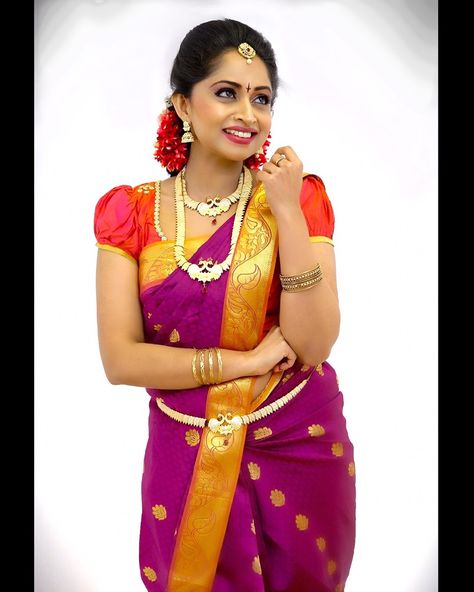 Kerala Bride Hairstyles, Short Sleeve Blouse Design, Bride Kerala, Tamil Bride, Hairstyles For Indian Wedding, Reception Saree, Saree Hairstyles, Kerala Bride, Saree Draping Styles