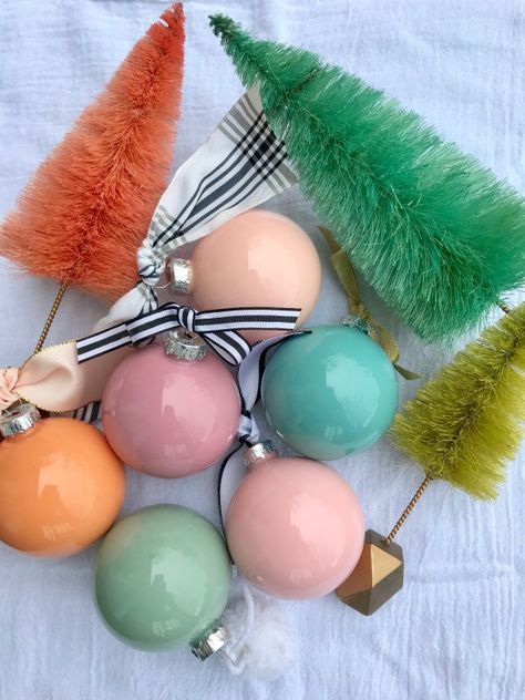 Paint Filled Ornaments, Paint Glass Ornaments Diy, Diy Fillable Ornaments, Diy Painted Glass Ornaments, Acrylic Paint Ornaments Diy, Boho Christmas Wall Art, Painting Clear Ornaments, Diy Glass Christmas Ornaments, How To Paint Ornaments