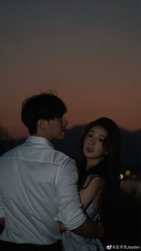 Boyfriend Looking At Girlfriend, Au Couple, Couples Icons Aesthetic, Pre Wedding Photoshoot Theme, Girlfriend Aesthetic, Romance Couple, Beach Photo Inspiration, Japan Wedding, Korean Wedding Photography