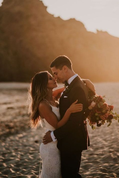 Beach Elopement Pictures, Edgy Elopement, Elopement Poses, Wedding Pictures Beach, Elopement Portraits, Beach Wedding Pics, Boho Couple, Foto Pertunangan, Big Sur Elopement