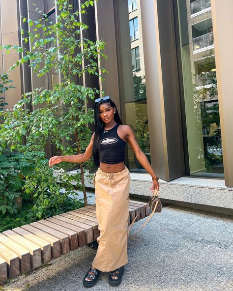 Cargo Skirt Outfit, Girls Long Skirts, Long Skirt Outfits, Maxi Skirt Outfits, Effortlessly Chic Outfits, Streetwear Fashion Women, Cargo Skirt, Skirt Outfit, Cute Simple Outfits