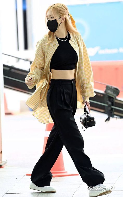 Kpop Off Duty Outfit, Rosé Street Style, Blackpink Rose Outfit Casual, Ysl Style Outfits, Kpop Idol Outfits Casual, Kpop Fashion Airport, Kpop Idols Airport Fashion, Kpop Airport Outfits, Airport Outfit Kpop