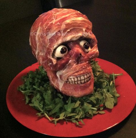 Halloween appetizer: I'd stack our meat head against the best of them - prosciutto wrapped around styrofoam skull, mozzarella balls for eyes with black olive rings for the irises. Plated on a bed of arugula. Delicious AND terrifying! :-) Halloween Food Hacks, Food Hacks Easy, Scary Halloween Food, Halloween Backen, Horror Themed Party, Scary Food, Plateau Charcuterie, Spooky Halloween Food, Apple Bite