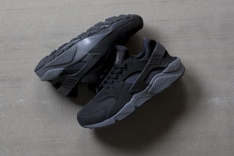 Nike Air Huarache Black/Dark Grey Nike Air Huarache Black, New Sneaker Releases, Black Huarache, Sneaker Magazine, Uk Products, Nike Free Runs, Nike Shoes Outlet, Nike Air Huarache, Air Huarache