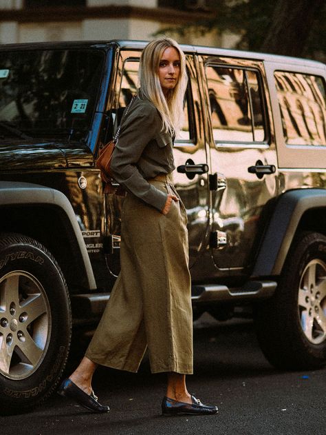 Safari-style like Vogue in the 90s Moda Safari, Vogue Editorial, Look Office, Safari Style, Vogue Fashion, Looks Style, The 90s, Penny Loafers, Street Style Women