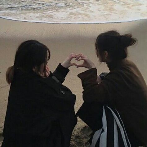 Korean Friends, Friendship Photoshoot, Korean Best Friends, Girl Friendship, Girl Couple, Ulzzang Couple, Korean Couple, Best Friends Forever, Couple Aesthetic