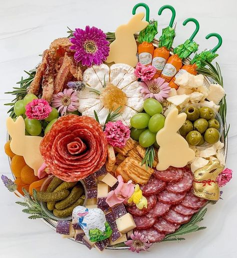 30+ Cute Easter Charcuterie Boards Everyone Will Enjoy! - Prada & Pearls Brunch Boards, Easter Charcuterie Board, Easter Charcuterie, Easter Buffet, Edible Ideas, Charcuterie Cups, Plateau Charcuterie, Easter Things, Easter Party Food