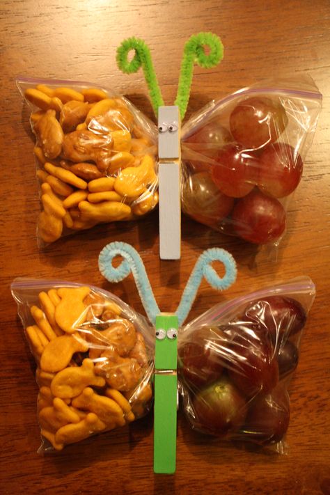 Butterfly snacks -cute for a beginning or ending of the year snack. Mishloach Manot Ideas, Butterfly Snacks, Preschool Snacks, Kids Treat, Cute Snacks, School Snacks, Fun Kids Food, Snack Bags, Lunch Snacks