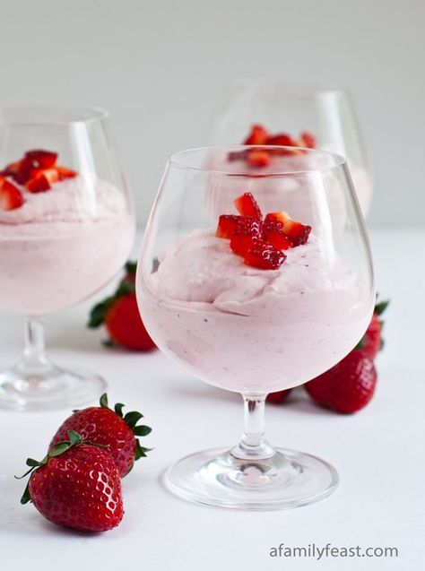 A simple, elegant and very delicious recipe for Strawberry Cheesecake Mousse Savory Strawberry Recipes, Strawberry Cheesecake Mousse, Raspberry Fool, Cheesecake Mousse Recipe, Deserturi Raw Vegan, Dessert Restaurant, Peppermint Cheesecake, Cheesecake Recipes Classic, Cheesecake Mousse