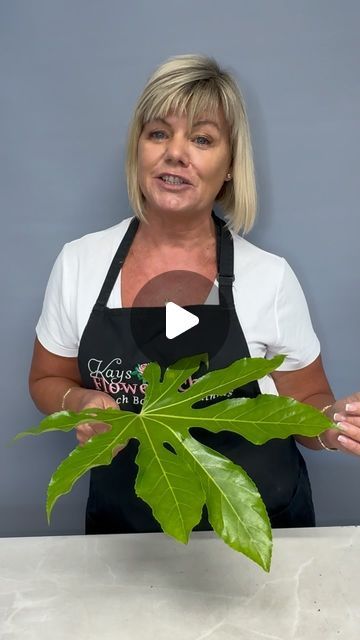 Deirdre Sullivan - Floristry Educator Worldwide on Instagram: "Janette shows you how she wires leaves for Flower Arrangements #floralhacks #floraltips  #kaysflowerschool #trainasaflorist #flowerschool  #fatsialeaves #wiringleaves  #flowerarrangingfun" New Flower Arrangement Ideas, Floral Arrangements In Tall Vases, Floristry Design Inspiration, Fall Flowers For Church Altar, Foliage Flower Arrangements, Simple Diy Flower Arrangements, Floral Mechanics Flower Tutorial, How To Do Flower Arrangements, Diy Large Flower Arrangements