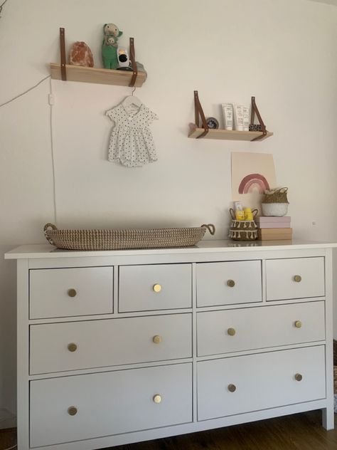 Ikea Hemnes Commode, Zoutsteen Lamp, Hemnes Ikea, Ikea Hemnes, Diy Baby Stuff, Changing Table, Baby Nursery, Baby Room, Nursery Decor