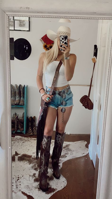 Western Ootd, Outfit Vaquero, Clothing Aesthetics, Cowgirl Style Outfits, Dan Post, Concert Outfits, Western Boho, Western Cowgirl, Cowgirl Style