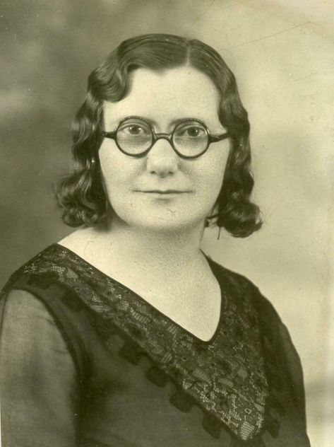 Old Portrait Photography, People With Glasses, Miskatonic University, Side Profiles, Dresden Files, Call Of Cthulhu Rpg, 1920s Photos, 1920s Women, Women With Glasses