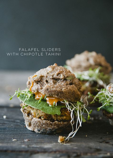 FALAFEL SLIDERS // The Kitchy Kitchen Falafel Burger, Vegan Falafel, Falafel Burgers, Veg Meals, Nourishing Food, Vegetarian Burger, Veggie Food, Carbohydrate Diet, Raw Almonds