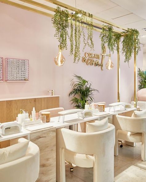 Modern Nail Salon, Beauty Bar Salon, Luxury Nail Salon, Nail Salon Interior Design, Salon Design Ideas, Nail Room Ideas, Nail Salon Ideas, Nail Salon Interior, Spa Interior Design