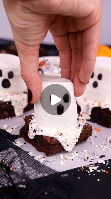 The Kitchn on Instagram: "Boo👻 These adorable, spooky marshmallow brownie ghosts are perfect treats for Halloween!⁣ ⁣ #thekitchn #halloweentreats #brownies #marshmallows #halloweensnacks" Brownie Ghost Treats, Brownie Ghosts, Ghost Marshmallows, Ghost Brownies, Halloween Marshmallows, Marshmallow Ghosts, Marshmallow Halloween, Ghost Treats, Treats For Halloween