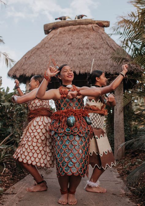 Tongan Culture Clothing, Tongan Dance Costume, Tongan Culture Aesthetic, Fiji Culture Aesthetic, Polynesian Clothing Traditional, Ancient Polynesian Clothing, Tongan Tauolunga Costume, Kiekie Tonga, Tonga Aesthetic