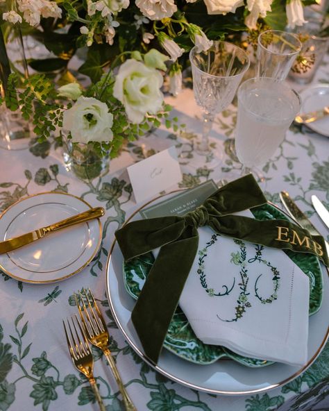 Ahhh we loved embroidering these velvet bows and napkins for @lindsey.boyce.design last year! White linen napkins were embroidered with our very own botanical monogram design, and each green velvet bow was embroidered with the wedding guest initials- perfection! 🤍 Photography@oliviaraejameswed Planner @lindsey.boyce.design #placesettings #weddingtablesetting #weddingplacesettings #tablescapes #weddingtablescapedecor #setthetable #weddingnapkinstyling #weddingsofinstagram #tablescape #wedd... Olive Green Table Setting, Bow Tablescape, Wedding Napkin Folding, Green Table Settings, Green Tablescape, Botanical Monogram, Napkin Folds, White Linen Napkins, Green Napkins