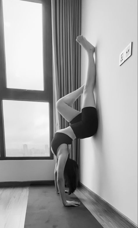 Yoga handstand with wall Wall Handstand, Wall Yoga, Workout Pics, Yoga Handstand, Yoga Aesthetic, Classy Outfits For Women, Wallpaper Space, Dressing Room Design, Workout Aesthetic