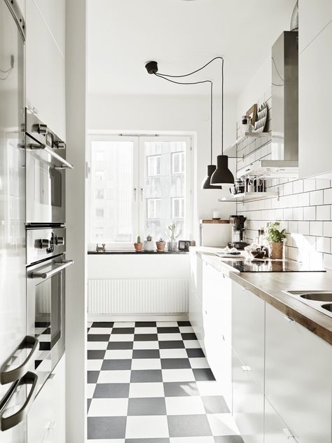 White Scandinavian Kitchen, White Kitchen Floor, White Tile Kitchen Floor, Checkered Floor, Black White Kitchen, White Kitchen Tiles, White Tile Floor, Classic Kitchen, Black And White Tiles