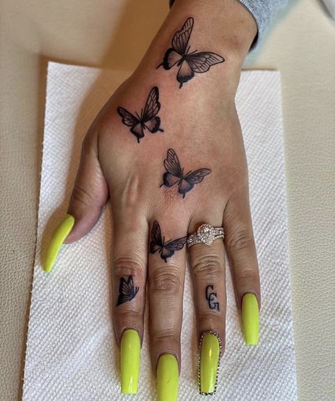 Tattoo Therapy, Tattoo Main, Butterfly Hand Tattoo, Stencil Outline, Finger Tats, Finger Tattoo For Women, Hand Tattoos For Girls, Cute Hand Tattoos, Pretty Hand Tattoos