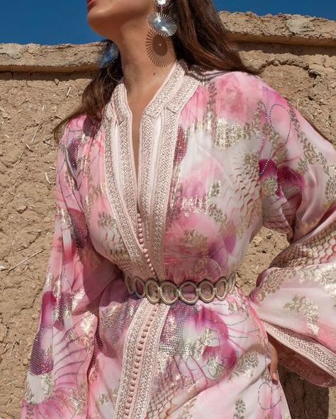 Moroccan Touch on Instagram: "Discover our luxury unic pieces ✨  Available online and in stores." Morocco Clothes, Kaftan Moroccan Caftan, Moroccan Takchita, Caftan Simple, Moroccan Dresses, Morrocan Fashion, Moroccan Kaftan Dress, Morocco Aesthetic, Moroccan Bride