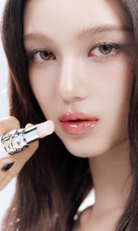 NewJeans Danielle Marsh for Vogue Korea endorsing Yves Saint Laurent Beauty 2023 Holiday Collection featuring the Couture Mini Clutch Eyeshadow and Candy Glaze lip stick Beauty 2023, Candy Makeup, Ethereal Makeup, Beauty Pop, Ysl Beauty, Vogue Korea, Diamond Star, Makeup Trends, The Ice