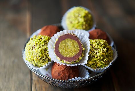 pistachio surprise truffles; amazing, sweet homemade pistachio paste covered in almond scented dark chocolate ganche Fancy Pistachio Dessert, Pistachio Paste Desserts, Pistachio Treats, Pistachio Paste Recipe, Pistachio Paste, Pistachio Dessert, Homemade Chocolate Truffles, Pistachio Recipes, Pistachio Butter