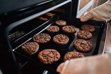 How To Make Your House Smell Good Without Chemicals Raw Cookie Dough, Buy Cookies, Oven Canning, Bake Cookies, Tasting Table, Chewy Cookie, Oven Racks, No Bake Treats, Ice Cream Cake