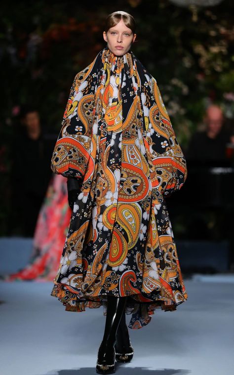 Richard Quinn - London Fashion Week 2019 #paisley #londonfashionweek #quinn #trendingnow Paisley Fashion, Whimsical Wonderland, Vogue India, Paisley Design, Paisley Pattern, London Fashion, London Fashion Week, Paisley Print, World Of Fashion