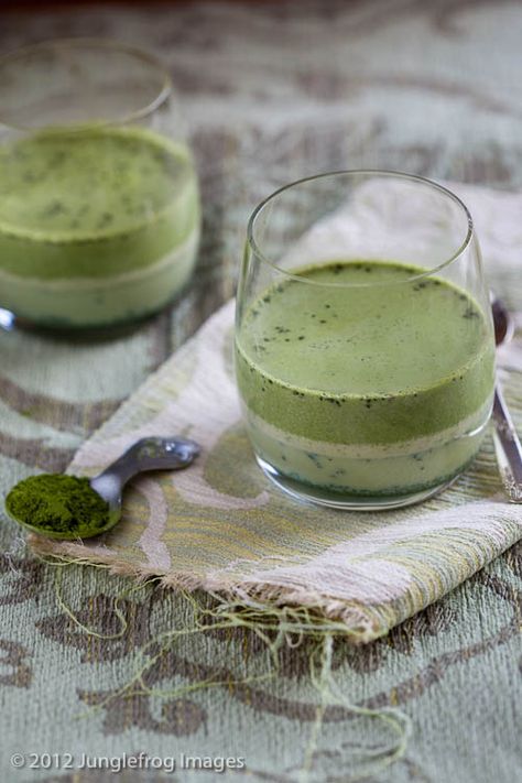 Pannacotta with matcha | insimoneskitchen.com Matcha Panna Cotta, Pudding Mousse, Green Tea Dessert, Tea Desserts, Matcha Green Tea Recipes, Matcha Dessert, Panna Cotta Recipe, Dessert Shots, Green Tea Recipes