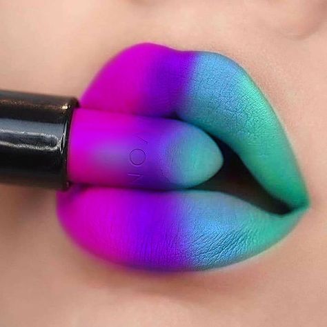 Lipstick Ideas Creative, Creative Lip Makeup, Cool Lipstick Designs, Rainbow Lipstick, Rainbow Lip Gloss, Lip Artwork, Pop Art Lips, Lips Inspiration, Rainbow Lips